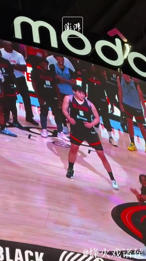 新星觉醒！杨瀚森内线梦幻舞步单挑艾萨克，打破沉寂赢得满堂彩！